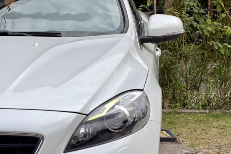 Used Volvo V40 2016 T4 Smart Luxury Edition Exterior 2