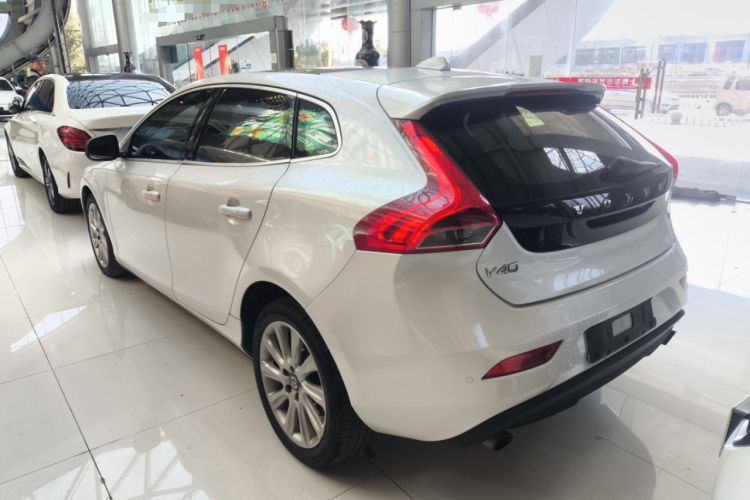 Used Volvo V40 2016 T4 Smart Luxury Edition Exterior 2