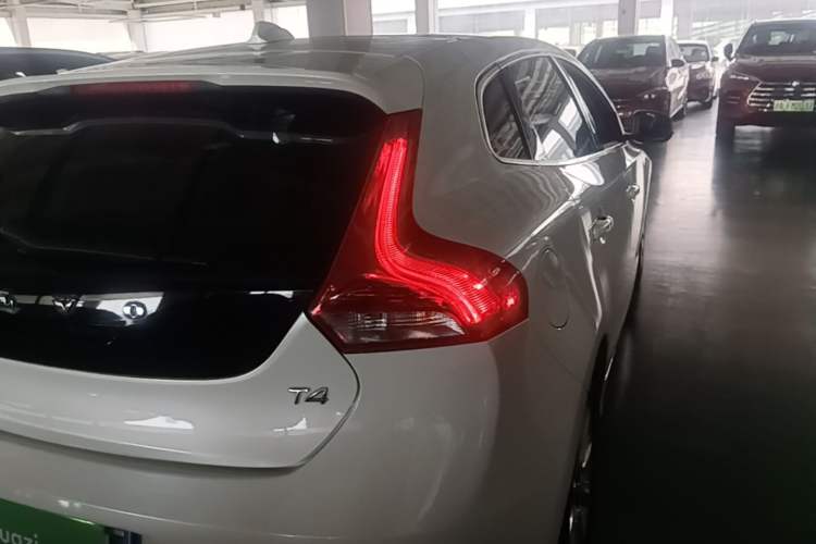 Used Volvo V40 2016 T4 Smart Luxury Edition Exterior 3