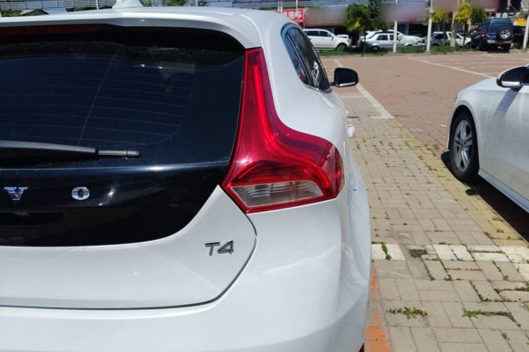 Used Volvo V40 2016 T4 Smart Luxury Edition Exterior 3