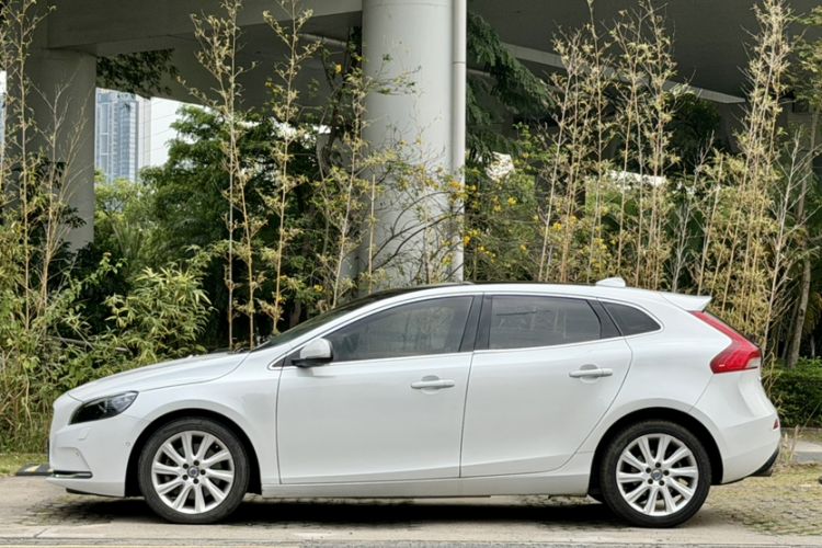 Used Volvo V40 2016 T4 Smart Luxury Edition Exterior 3