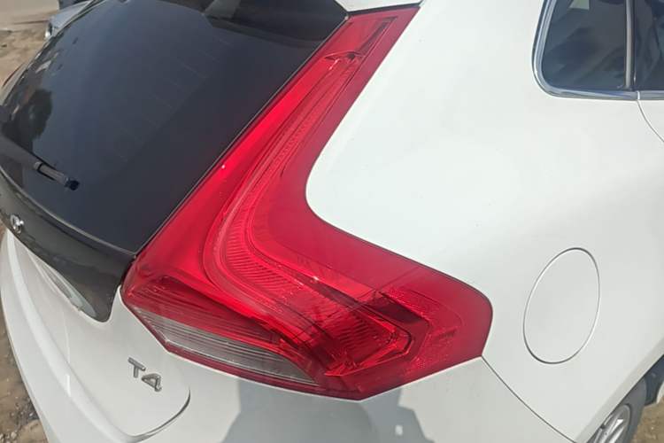 Used Volvo V40 2016 T4 Smart Luxury Edition Exterior 3