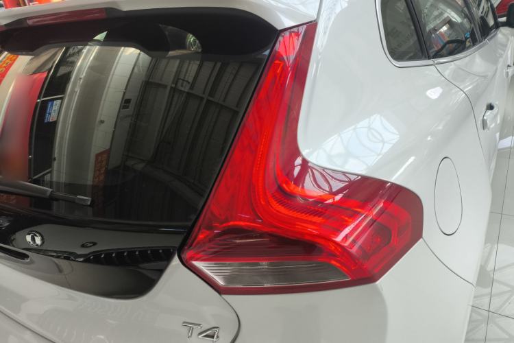 Used Volvo V40 2016 T4 Smart Luxury Edition Exterior 3