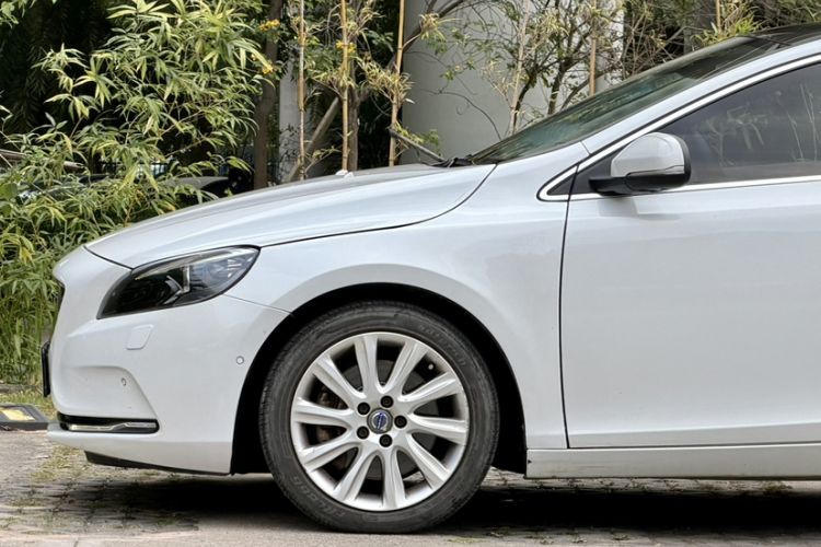 Used Volvo V40 2016 T4 Smart Luxury Edition Exterior 4