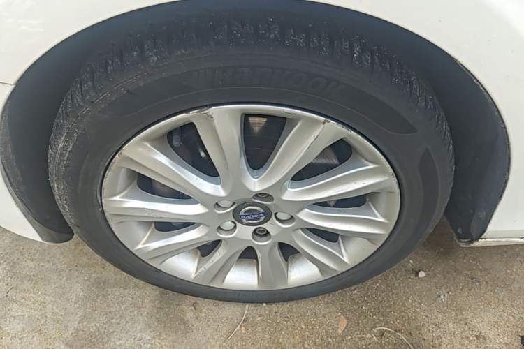 Used Volvo V40 2016 T4 Smart Luxury Edition Exterior 4