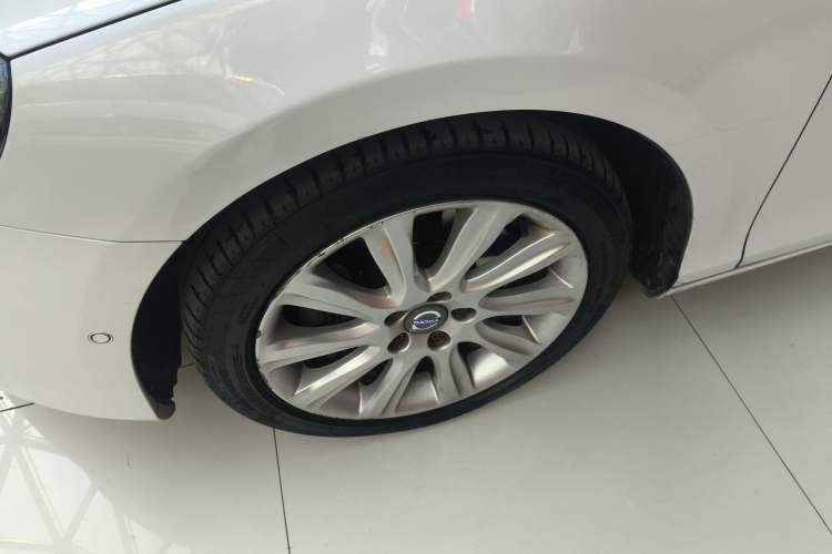 Used Volvo V40 2016 T4 Smart Luxury Edition Exterior 4