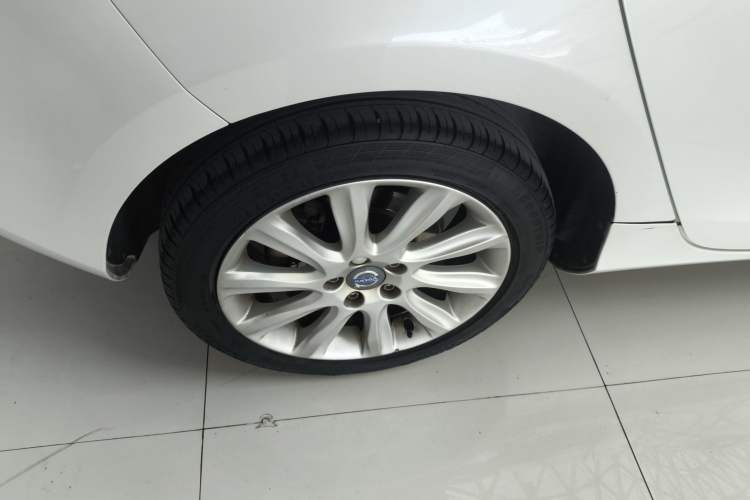 Used Volvo V40 2016 T4 Smart Luxury Edition Exterior 5