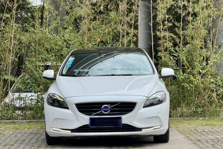 Used Volvo V40 2016 T4 Smart Luxury Edition Exterior 8