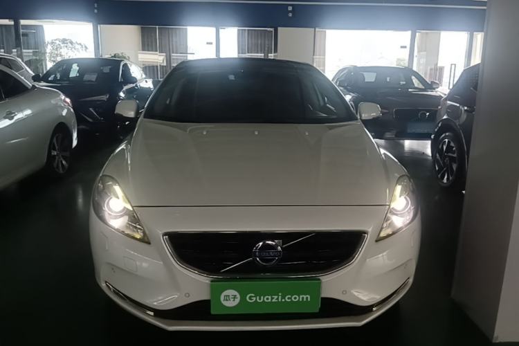 Used Volvo V40 2016 T4 Smart Luxury Edition Front