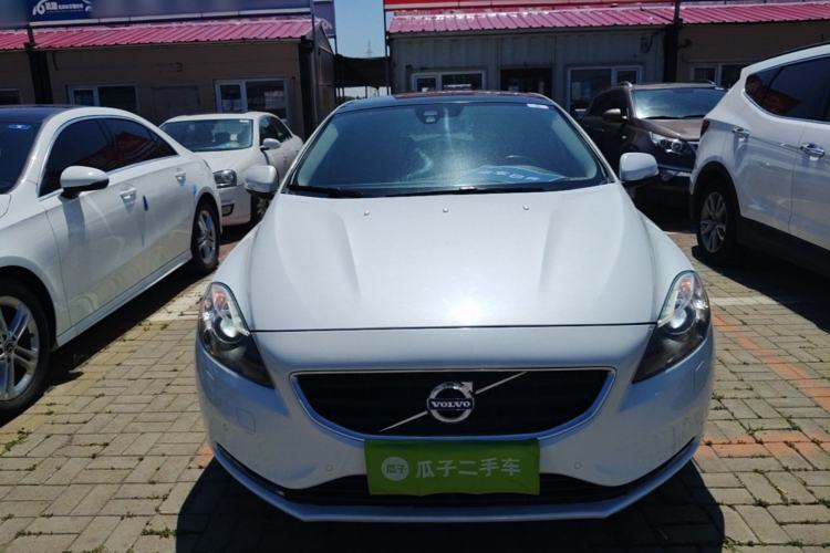 Used Volvo V40 2016 T4 Smart Luxury Edition Front