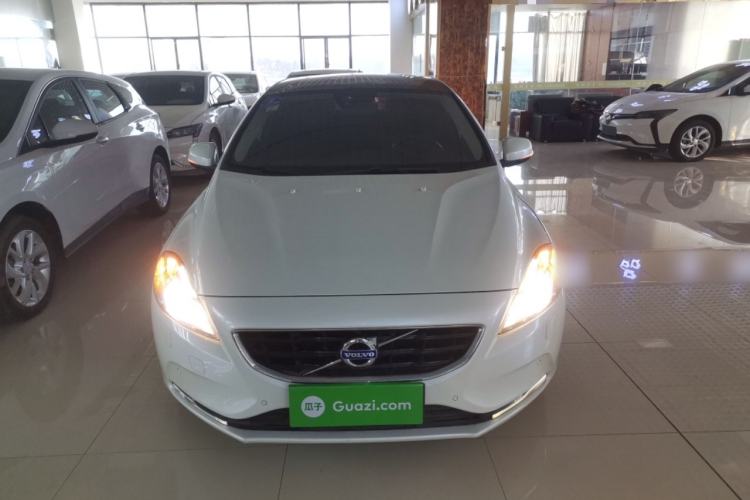 Used Volvo V40 2016 T4 Smart Luxury Edition Front
