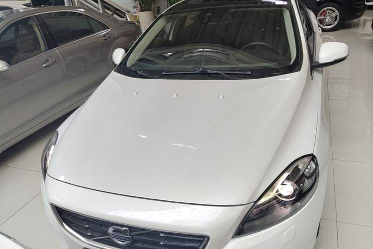 Used Volvo V40 2016 T4 Smart Luxury Edition Front