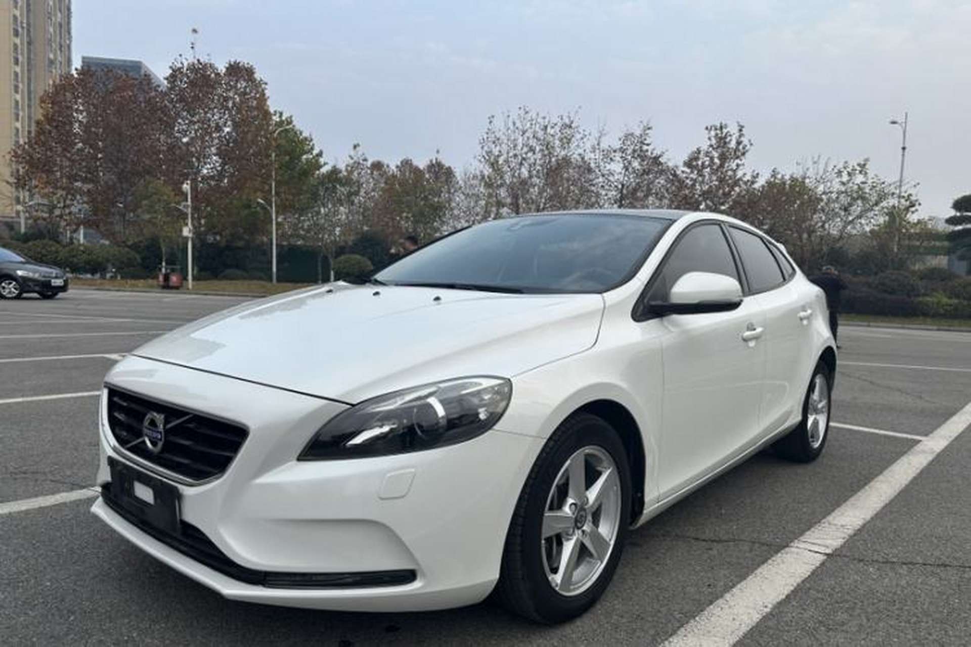 Used Volvo V40 2016 T3 Zhiyi Edition Front Left 45 Deg