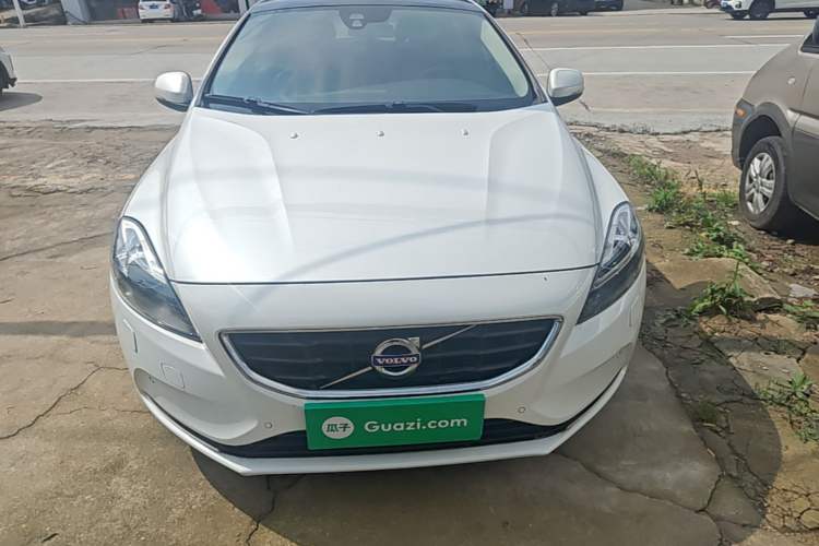 Used Volvo V40 2016 T4 Smart Luxury Edition Front