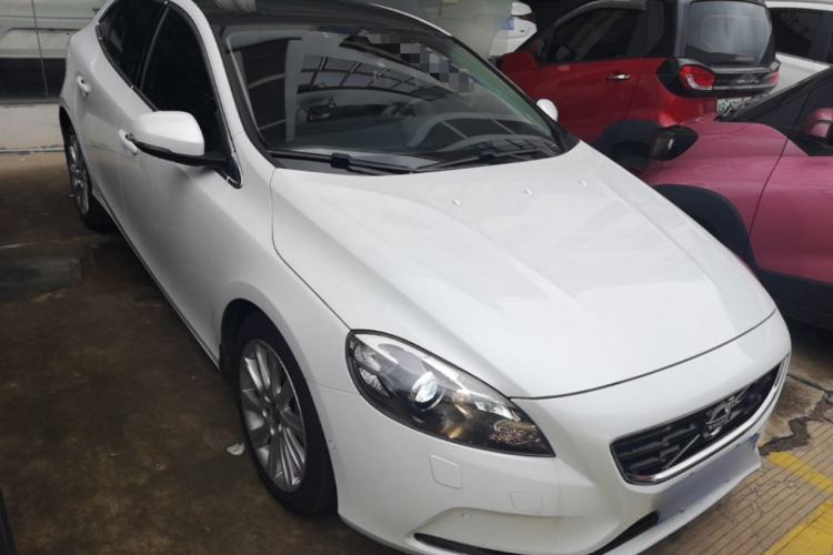 Used Volvo V40 2016 T4 Smart Luxury Edition Front