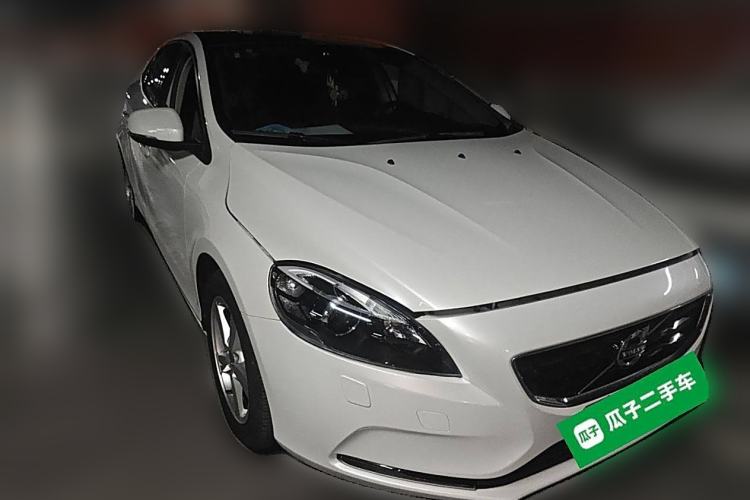 Used Volvo V40 2016 T3 Zhiyi Edition Front Right 45 Deg