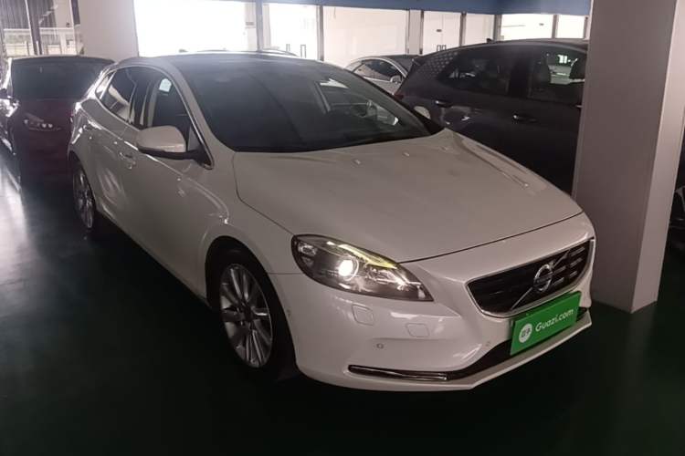 Used Volvo V40 2016 T4 Smart Luxury Edition Front Right 45 Deg