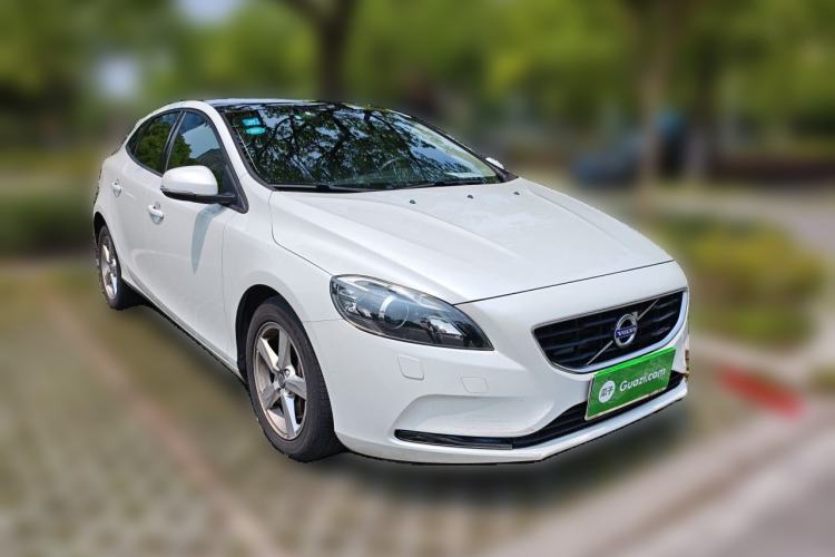 Used Volvo V40 2016 T3 Zhiyi Edition Front Right 45 Deg