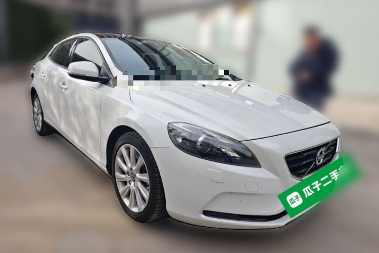 Used Volvo V40 2016 T3 Zhiyi Edition Front Right 45 Deg