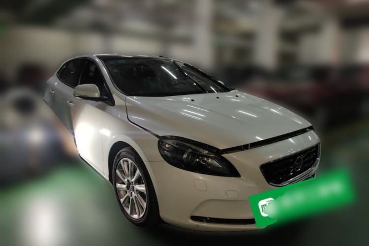Used Volvo V40 2016 T3 Zhiyi Edition Front Right 45 Deg