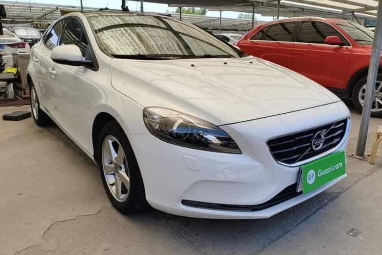 Used Volvo V40 2016 T3 Zhiyi Edition Front Right 45 Deg