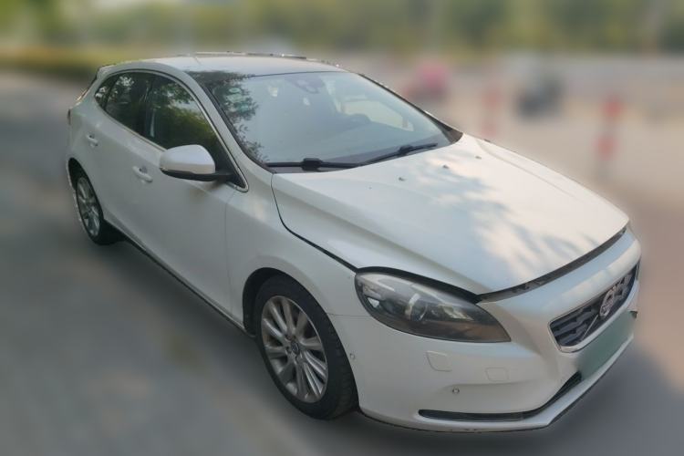 Used Volvo V40 2016 T4 Smart Luxury Edition Front Right 45 Deg