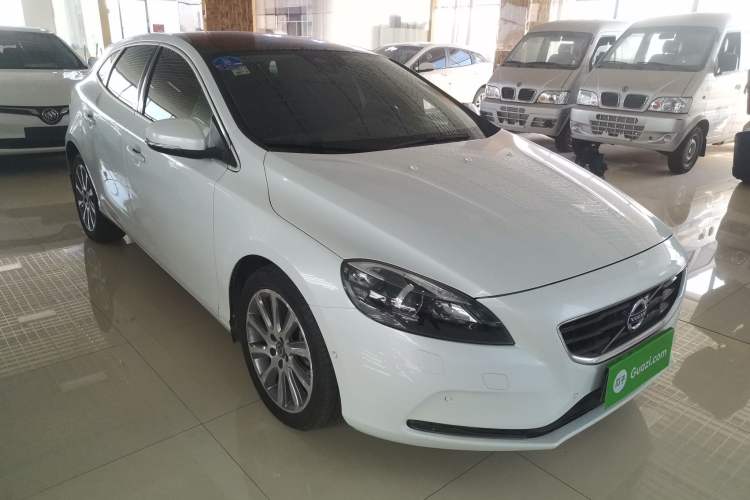 Used Volvo V40 2016 T4 Smart Luxury Edition Front Right 45 Deg
