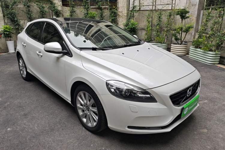 Used Volvo V40 2016 T3 Zhiyi Edition Front Right 45 Deg
