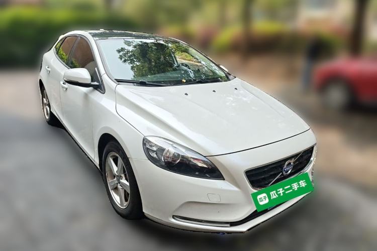 Used Volvo V40 2016 T3 Zhiyi Edition Front Right 45 Deg