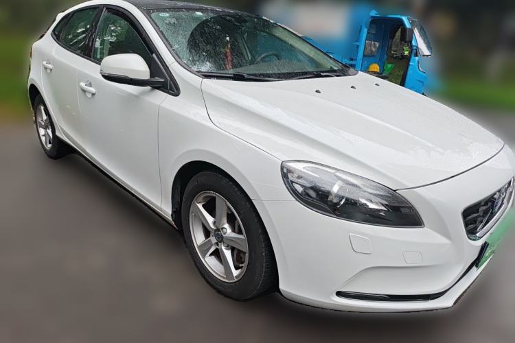 Used Volvo V40 2016 T3 Zhiyi Edition Front Right 45 Deg