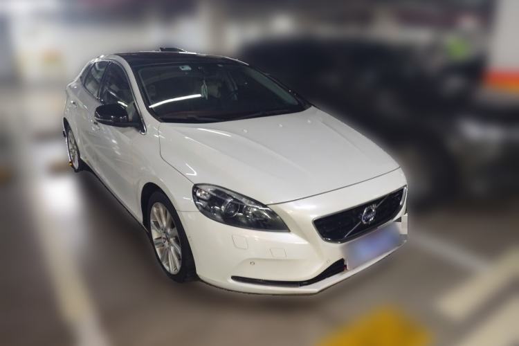 Used Volvo V40 2016 T4 Smart Luxury Edition Front Right 45 Deg