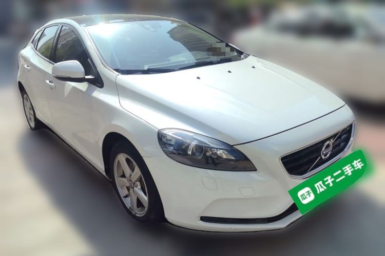 Used Volvo V40 2016 T3 Zhiyi Edition Front Right 45 Deg