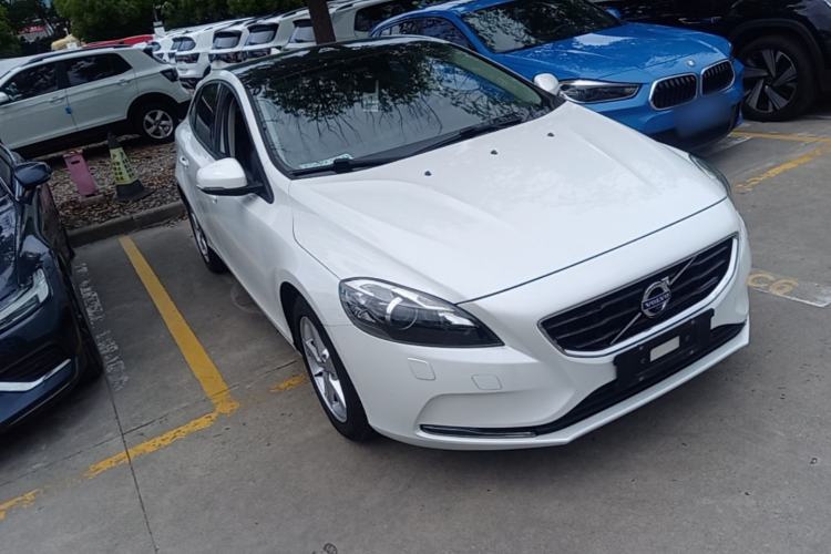 Used Volvo V40 2016 T3 Zhiyi Edition Front Right 45 Deg