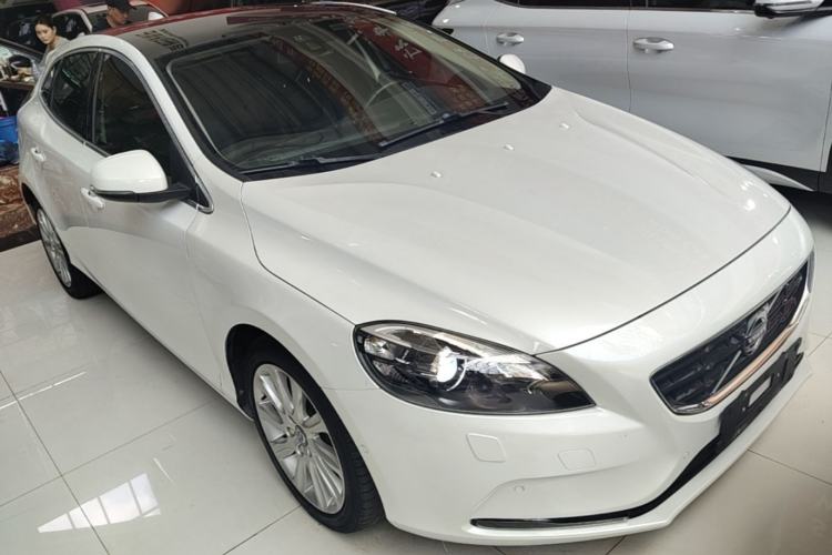 Used Volvo V40 2016 T4 Smart Luxury Edition Front Right 45 Deg