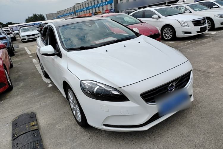 Used Volvo V40 2016 T3 Zhiyi Edition Front Right 45 Deg