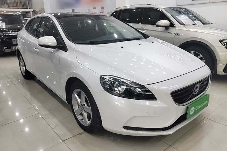 Used Volvo V40 2016 T3 Zhiyi Edition Front Right 45 Deg