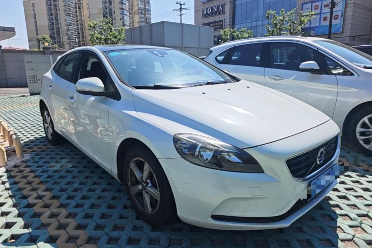 Used Volvo V40 2016 T3 Zhiyi Edition Front Right 45 Deg