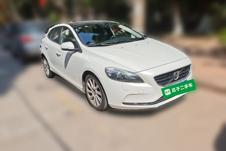 Used Volvo V40 2016 T3 Zhiyi Edition Front Right 45 Deg