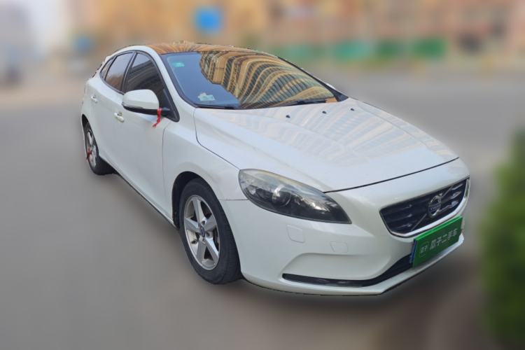 Used Volvo V40 2016 T3 Zhiyi Edition Front Right 45 Deg