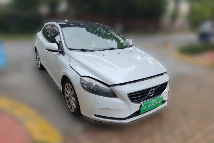 Used Volvo V40 2016 T3 Zhiyi Edition Front Right 45 Deg