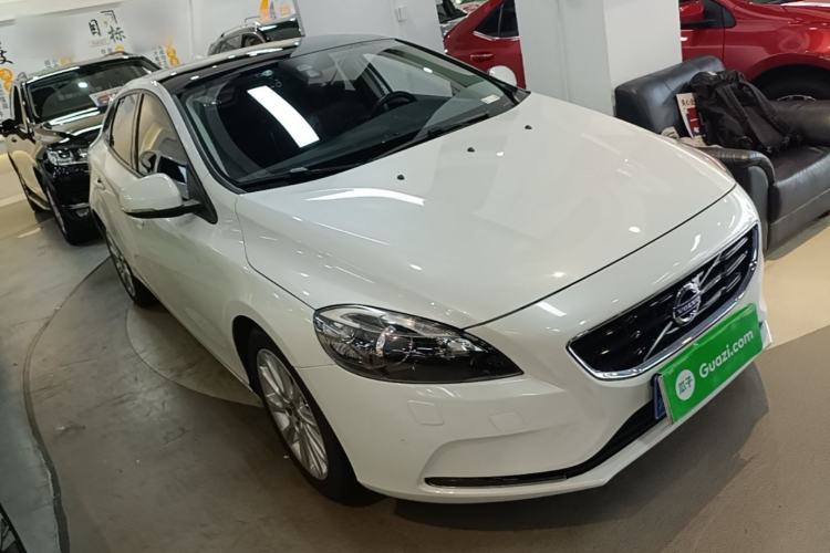Used Volvo V40 2016 T3 Zhiyi Edition Front Right 45 Deg