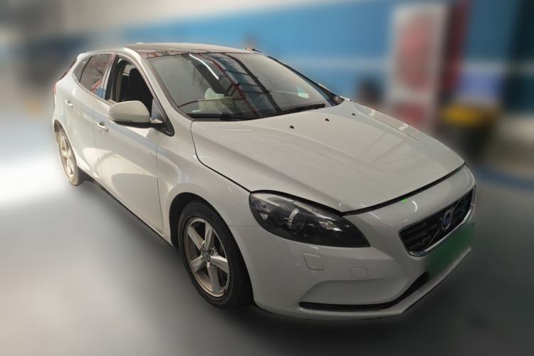 Used Volvo V40 2016 T3 Zhiyi Edition Front Right 45 Deg