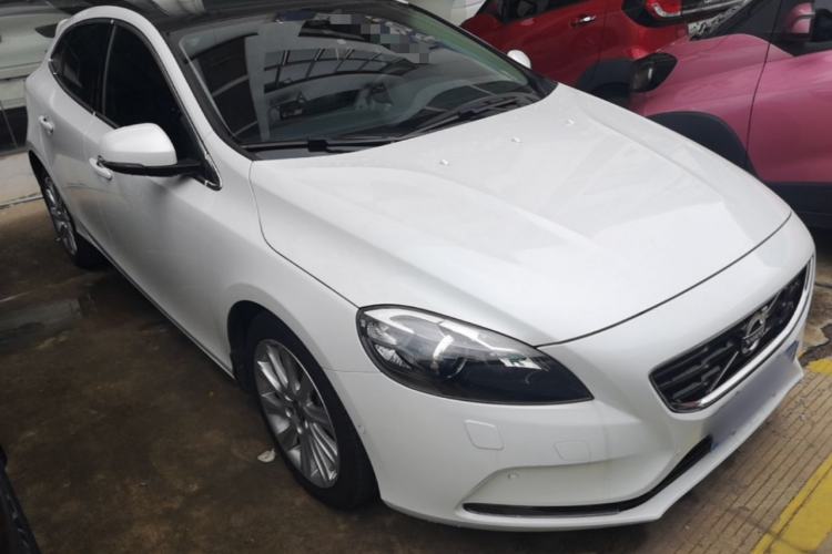 Used Volvo V40 2016 T4 Smart Luxury Edition Front Right 45 Deg