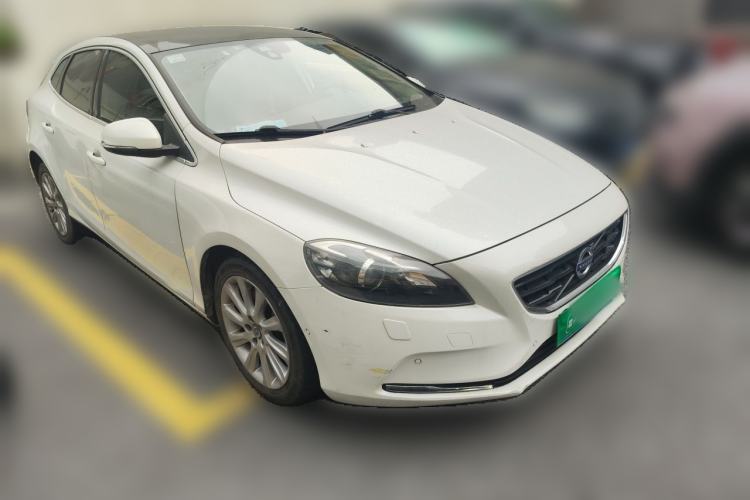 Used Volvo V40 2016 T4 Smart Luxury Edition Front Right 45 Deg