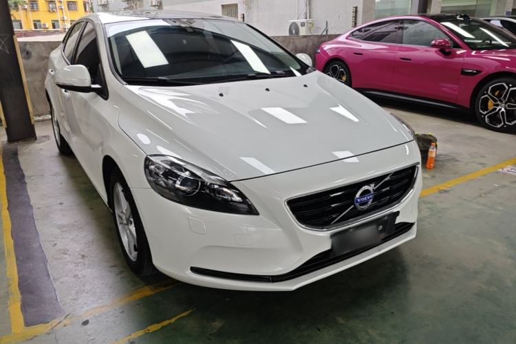 Used Volvo V40 2016 T3 Zhiyi Edition Front Right 45 Deg
