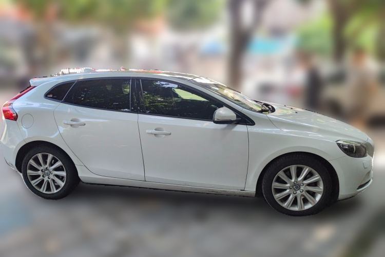 Used Volvo V40 2016 T3 Zhiyi Edition Front Right 45 Deg