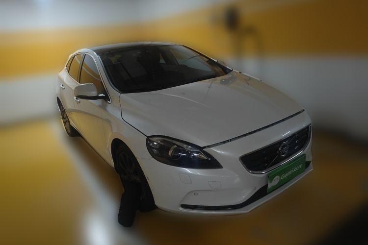 Used Volvo V40 2016 T4 Smart Luxury Edition Front Right 45 Deg