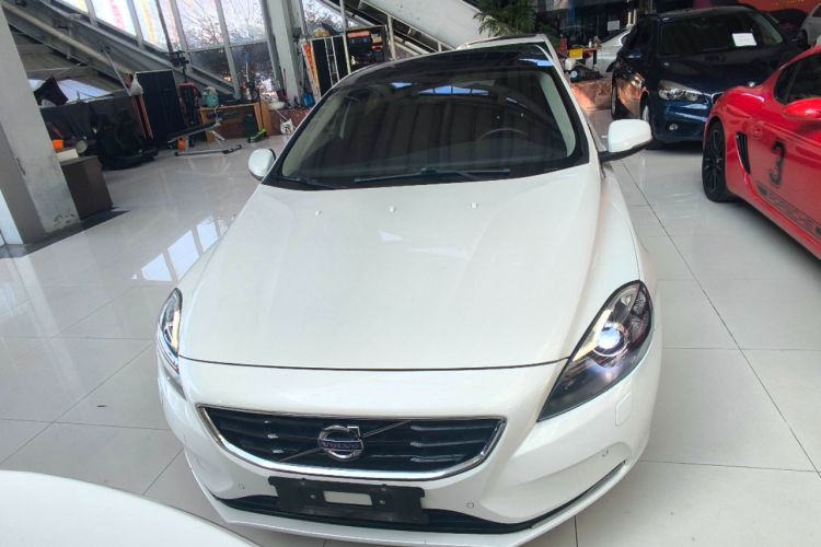 Used Volvo V40 2016 T4 Smart Luxury Edition Front