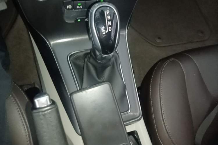 Used Volvo V40 2016 T4 Smart Luxury Edition Gear Lever