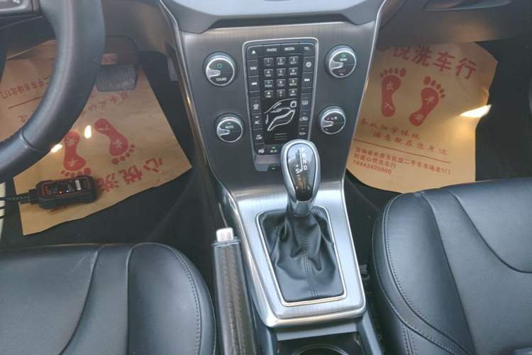 Used Volvo V40 2016 T4 Smart Luxury Edition Gear Lever